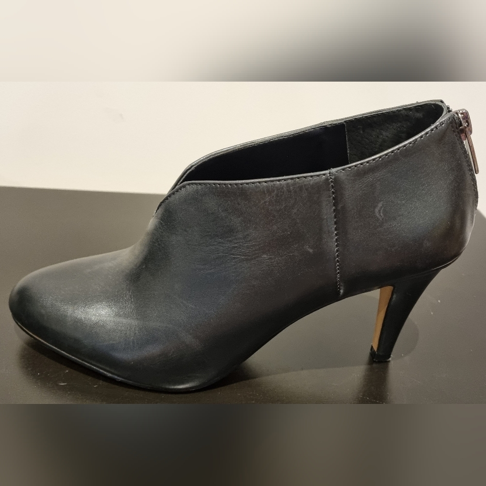 VINCE CAMUTO Vyammi Black Leather Women's Zip-Up Bootlets Size 7.5 B/38 3" Heel - Picture 10 of 13